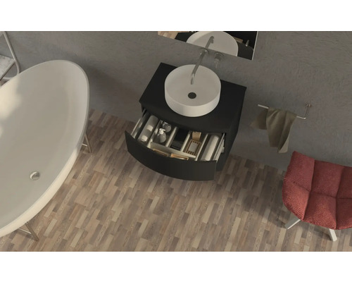 Koupelna s vanou, umyvadlovou skříňkou s otevřenou zásuvkou, ručníkem a židlí