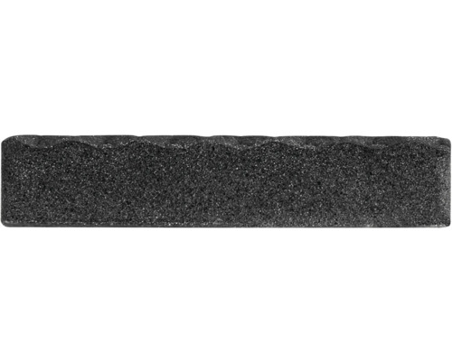 Černý izolační materiál v podlouhlém tvaru