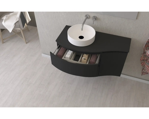 Moderní koupelna s černým umyvadlem, umyvadlem na desku a otevřeným zásuvkovým prvkem pro uložení.