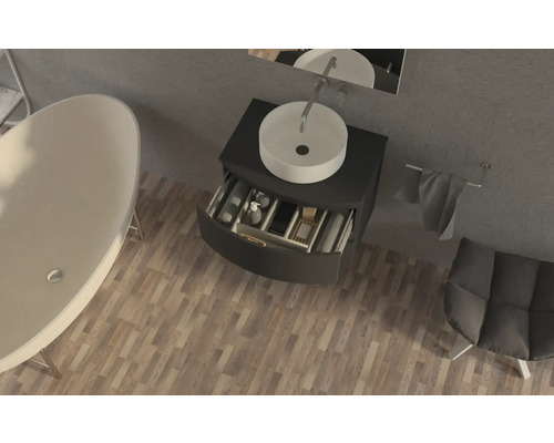 Koupelna s vanou, umyvadlo se zásuvkou a židlí, ptačí perspektiva