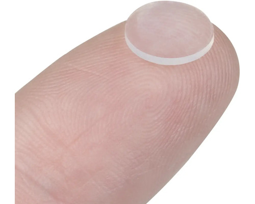 Malá čočka na prstu