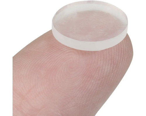 Průhledné sklíčko na prstu