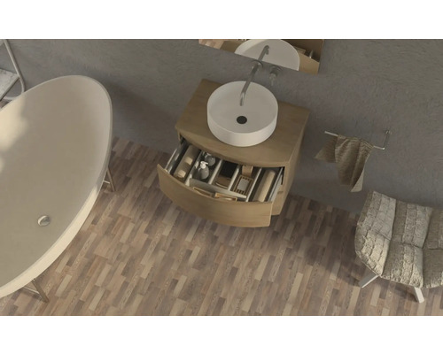 Pohled shora na koupelnu s vanou, umyvadlem s otevřenou zásuvkou, zrcadlem, ručníkem a křeslem