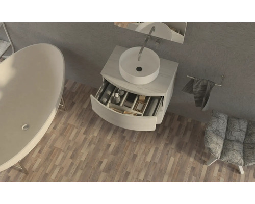 Pohled na koupelnu s vanou, umyvadlem s otevřenou zásuvkou, ručníkem a křeslem