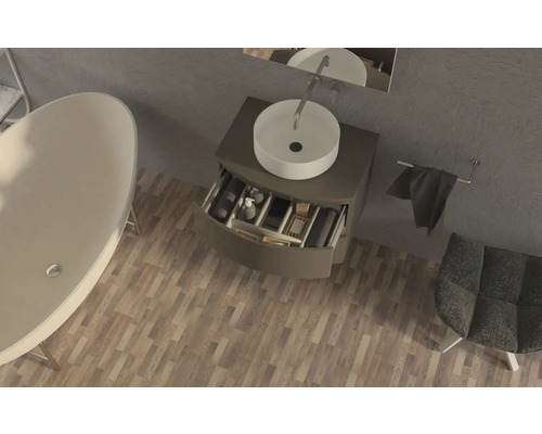 Koupelna s volně stojící vanou, umyvadlová skříňka se zásuvkou, umyvadlo na desku a držák na ručníky