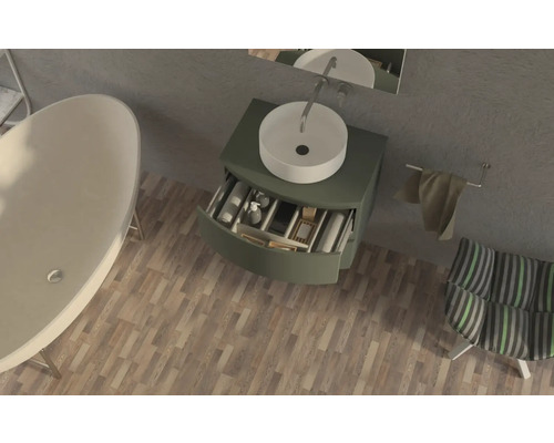 Pohled shora na koupelnu s vanou, umyvadlovou skříňkou s otevřenou zásuvkou a židlí