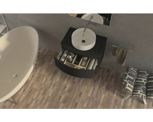 Koupelna s vanou, umyvadlovou skříňkou s otevřenou zásuvkou a posezením