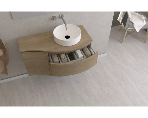 Umyvadlová skříňka s otevřenou zásuvkou, umyvadlem na desku a vodovodní baterií v koupelně