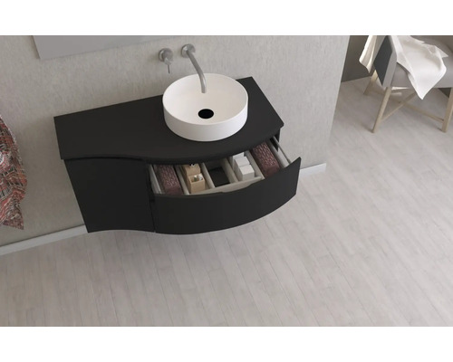 Skříňka pod umyvadlo s otevřenou zásuvkou a umyvadlem na desku v koupelně