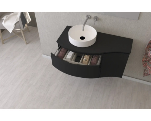 Umyvadlová skříňka s otevřenou zásuvkou a umyvadlem na desku v koupelně.