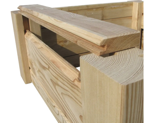 Detailní pohled na dřevěný vyvýšený záhon