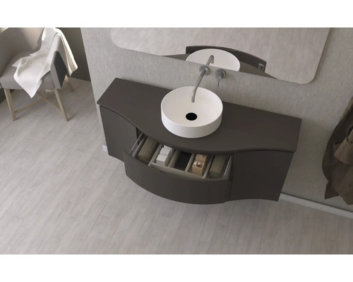 Koupelna s umyvadlem, skříňkou se zásuvkou a zrcadlem