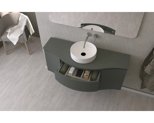 Skříňka pod umyvadlo s otevřenou zásuvkou, umyvadlo na desku a zrcadlo v koupelně