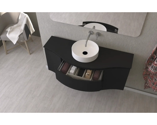 Koupelna s černou skříňkou pod umyvadlo, umyvadlem na desku a zrcadlem