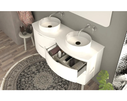 Koupelna s dvojitým umyvadlem, umyvadly na desku a otevřenou zásuvkou