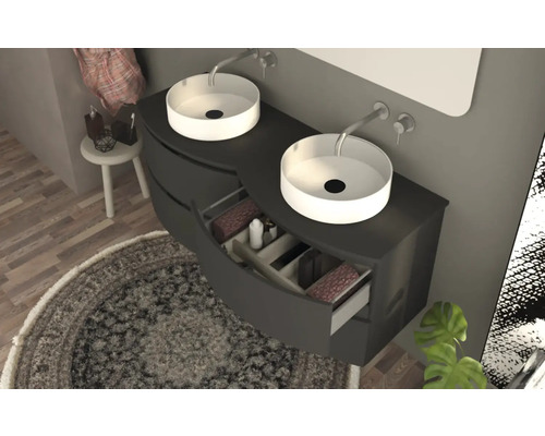 Koupelna s dvojitým umyvadlem, kulatými umyvadly na desku a otevřeným zásuvkovým prvkem