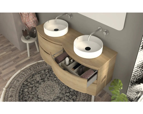 Koupelna s dřevěnou skříňkou pod umyvadlo, dvěma umyvadly na desku a otevřenou zásuvkou