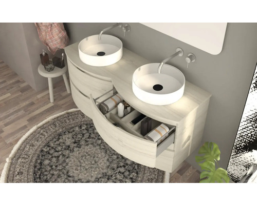 Koupelna s umyvadlovou skříňkou, umyvadly na desku a otevřenou zásuvkou