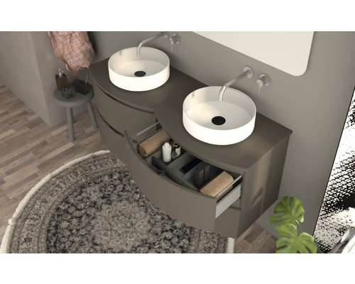 Koupelna s umyvadlovou skříňkou, dvěma umyvadly na desku a otevřenou zásuvkou s ručníky