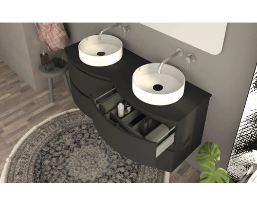 Koupelna s umyvadlovou skříňkou, umyvadlem na desku a otevřenou zásuvkou