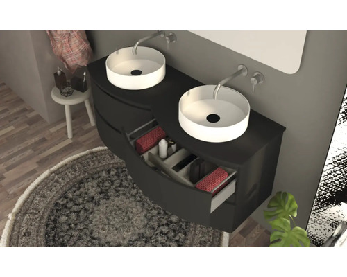 Moderní koupelna s dvojitým umyvadlem, skříňkou a kulatými umyvadly na desku.