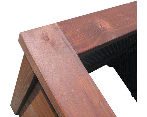 Detailní pohled na dřevěný vyvýšený záhon