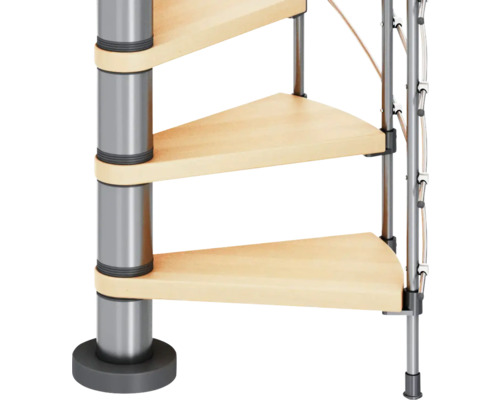 Detailní pohled na točité schodiště s dřevěnými stupni a kovovým zábradlím