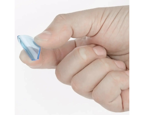 Ruka drží modrý kus akrylátového skla.