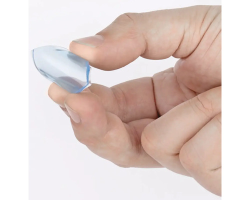 Ruka drží průhledný plastový kluzák na nábytek