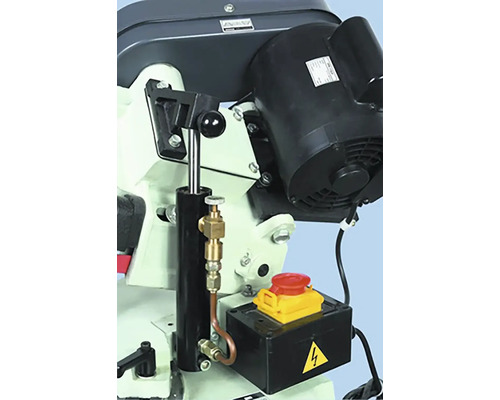 Detailní záběr kovové pily s motorem a bezpečnostními prvky