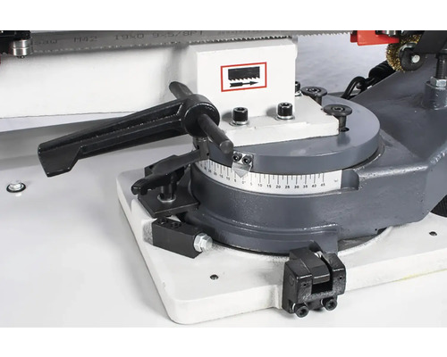 Detail kovové pily s nastavením úhlu