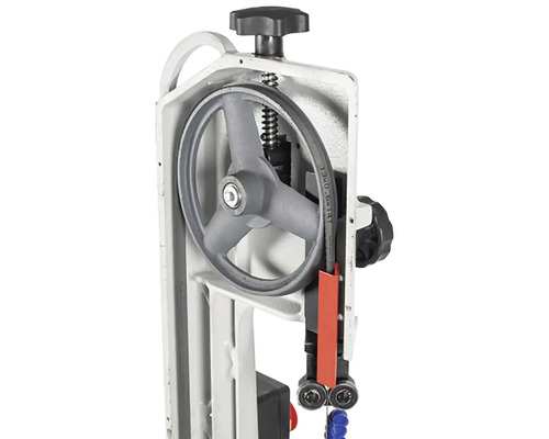 Detail pásové pily s pilovým listem, válečkem a napínacím zařízením.