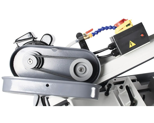 Detail pásové pily s pohonem, přívodem chladicí kapaliny a ovládáním