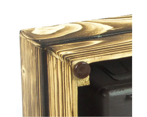 Detailní záběr dřevěné police s hnědým knoflíkem