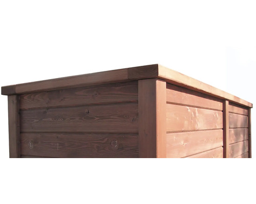 Detailní pohled na zahradní box ze dřeva s horizontální strukturou desek