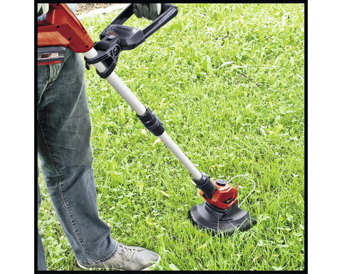 Akumulátorový vyžínač trávy v provozu na trávníku