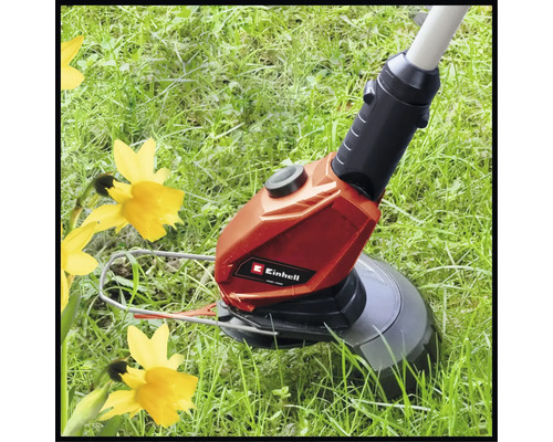 Vyžínač Einhell při použití v trávě