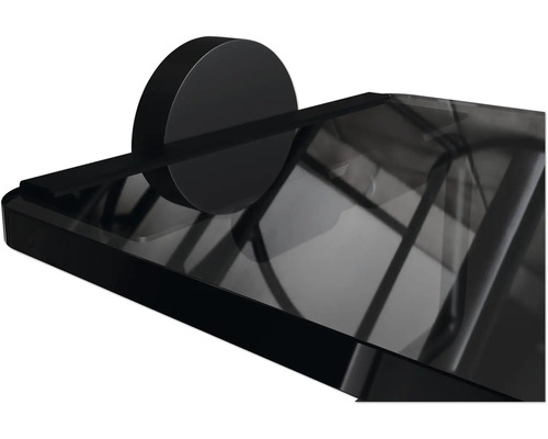 Detailní pohled na černou skleněnou polici s nástěnným upevněním