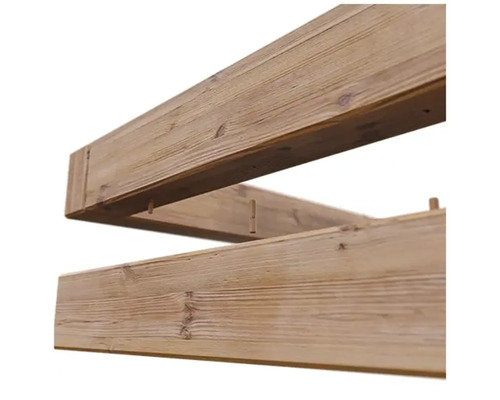 Detailní pohled na dřevěný rám s kolíkovými spoji.