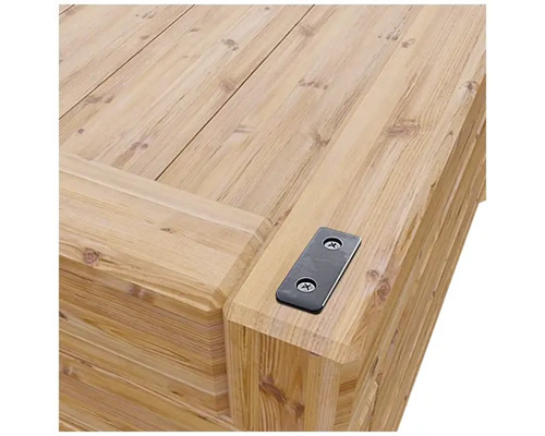 Detail dřevěné konstrukce s kovovým kováním a šrouby.