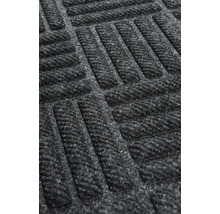 Detailní pohled na čisticí rohož s geometrickým vzorem.