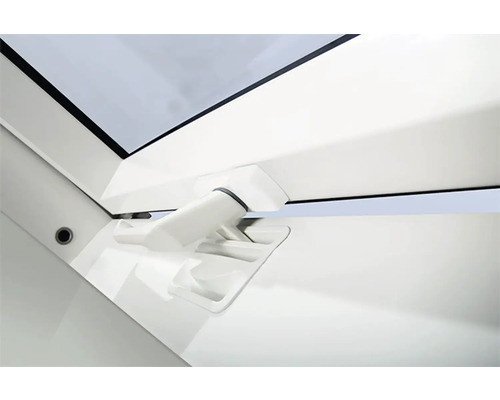 Detail střešního okna s klikou