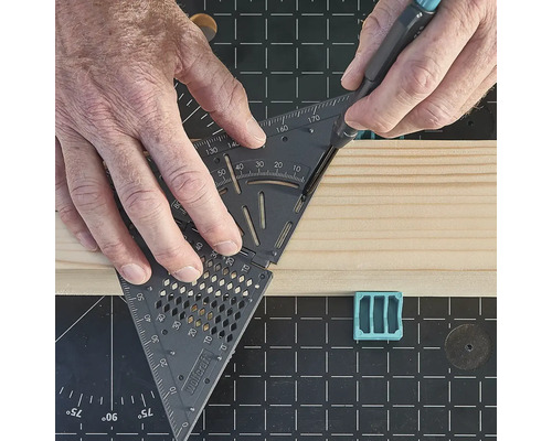 Uživatel s úhloměrem pro značení dřeva