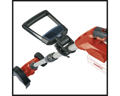 Detailní záběr vyžínače s rukojetí a připojením baterie