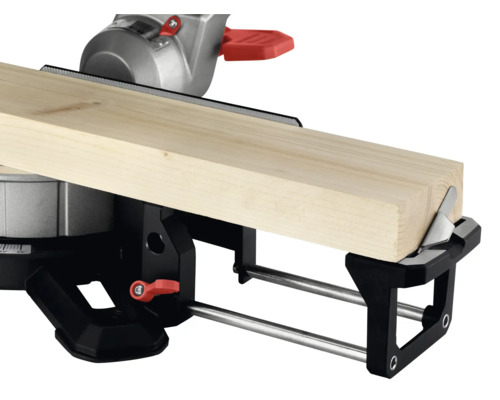Pokosová pila při řezání kusu dřeva