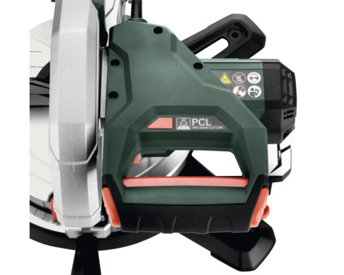 Detail panelové pily s rukojetí a bezpečnostními nálepkami