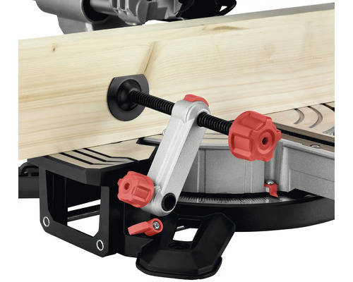 Upínání obrobku na pokosové pile upevněné kusem dřeva.