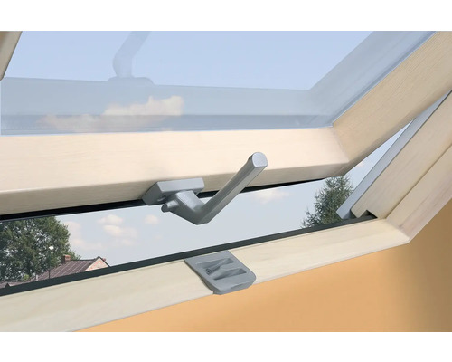 Otevřené střešní okno s klikou