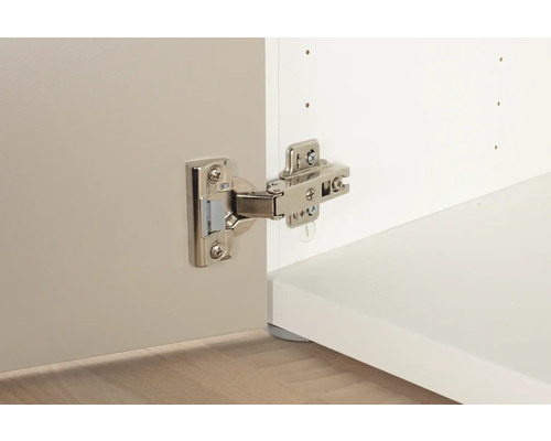 Závěs připevněný k nábytkovým dvířkům