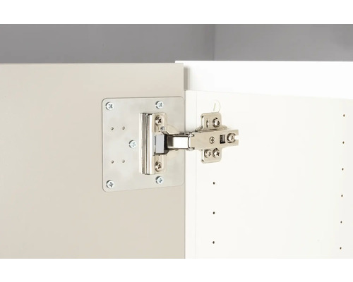 Závěs připevněný k nábytkovým dvířkům